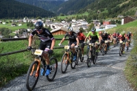 17. Nationalpark Bike-Marathon, der aufgrund schlechter Wetterprognosen für einmal nur auf der Putèr-Strecke zwischen S-chanf und Scuol ausgetragen wurde. Gefahren wurde aber in den gemeldeten Feldern Vallader, Jauer und Livignasko. Foto Martin Platter